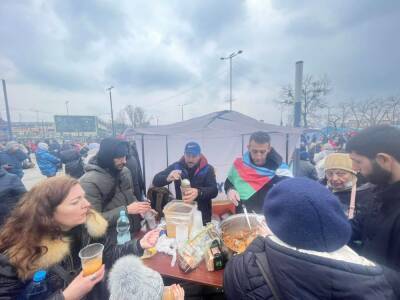Созданы мобильные пункты питания для прибывающих во Львов азербайджанцев - госкомитет (ФОТО)