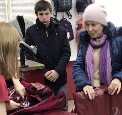 В Ульяновске эвакуированным из ДНР и ЛНР детям выдают школьную форму