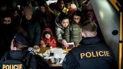 АР: число украинских беженцев превысило миллион человек, или 2% населения страны
