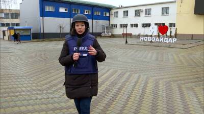 «Жизнь постепенно возвращается в посёлок»: корреспондент RT — об обстановке в Новоайдаре (ЛНР)