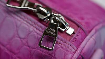 Louis Vuitton - saint Laurent - Christian Dior - Компании LVMH и Kering сообщили о закрытии бутиков своих брендов в РФ - iz.ru - Россия - Украина - Израиль - Белоруссия - Швеция - Финляндия