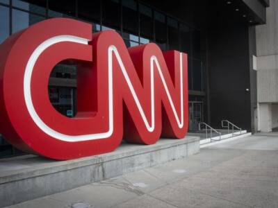CNN останавливает работу в России