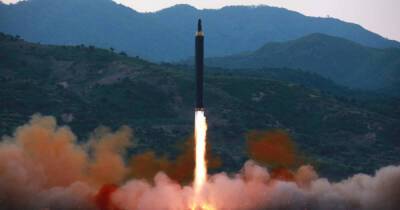 КНДР запустила неопознанный снаряд в сторону Японского моря - ren.tv - КНДР - Япония - Ракеты