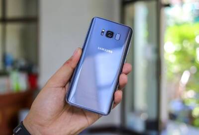 Bloomberg: Samsung приостанавливает поставки телефонов и чипов в Россию