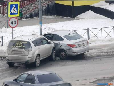 Два автомобиля в Дальнем втянули в ДТП дорожное ограждение