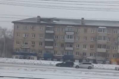 В Хабаровске у жилого дома слетела крыша