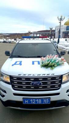 На Сахалине сотрудники ГИБДД дарят женщинам цветы
