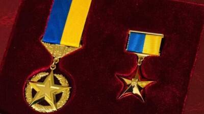 Зеленский наградил 76 украинских героев и присвоил Залужному высшее звание