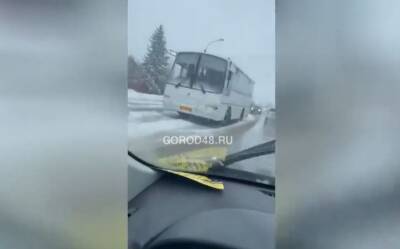 В Липецкой области из-за ошибки водителя пострадал автобус