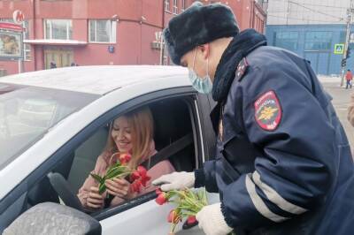 В Новосибирске инспекторы ГИБДД подарили цветы женщинам к 8 Марта