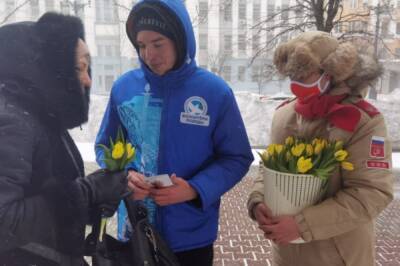 Волонтеры поздравили женщин с наступающим праздником в Хабаровске