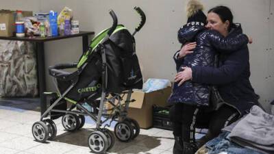 13 самых сильных фото детей-беженцев из Украины: "Мамочка, а когда мы вернемся?"