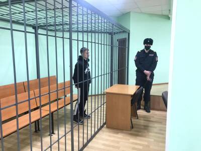 В Новосибирске парня с девушкой подозревают в убийстве пенсионерки сброшенным из окна креслом