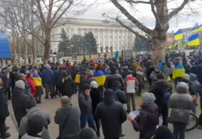 В Херсоне проходят массовые протесты против оккупантов (видео)