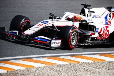 "Формула-1": команда Haas расторгла контракты с российским титульным спонсором и пилотом