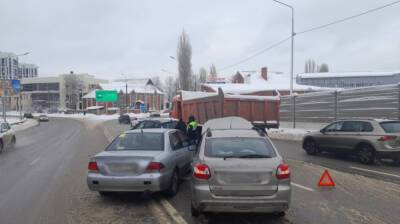 В Воронеже на виадуке произошло массовое ДТП с КамАЗом