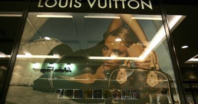 Louis Vuitton - saint Laurent - Массовый исход люкса из России. Уходят Louis Vuitton, Dior, Gucci и Chanel - focus.ua - Россия - Украина - Франция - Париж