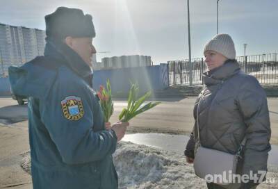 Пожарные подарили цветы жительницам Новогорелово в честь наступающего 8 марта