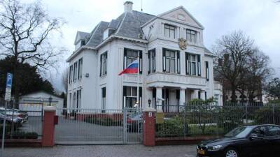 В консульский отдел РФ в Нидерландах бросили взрывное устройство