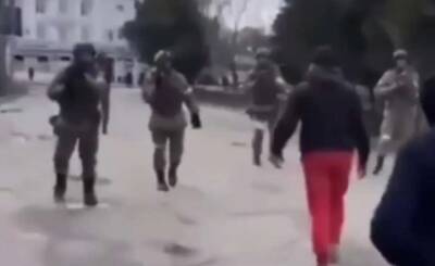 Жители Мелитополя выгоняют вооруженных оккупантов из города