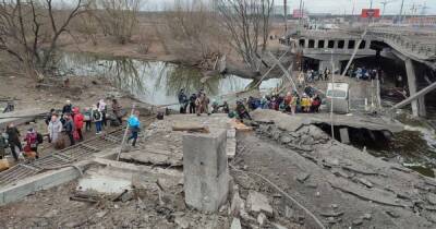 Жители Ирпеня бегут из города по взорванному мосту (видео, фото)