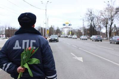 Гаишники на дорогах Твери поздравляли женщин с 8 марта