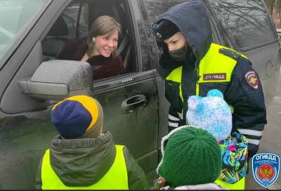 В Бокситогорском районе автоинспекторы вместе с юными ленинградцами поздравили мам-водителей с 8 марта