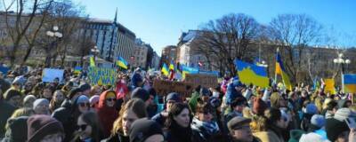 "Нет войне": В Латвии сотни людей вышли в поддержку Украины