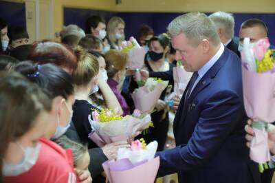 Губернатор Любимов поздравил девушек, прибывших из Донбасса, с наступающим 8 марта