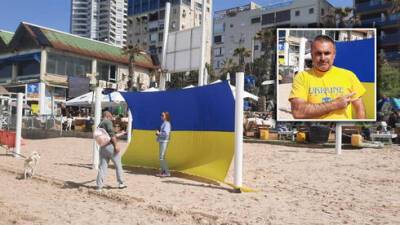 Репатриант Сергей установил на пляже в Бат-Яме гигантский флаг Украины
