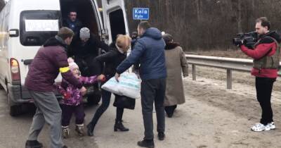 Жителей Ирпеня эвакуируют на автобусах из-за подорванной железной дороги (видео)
