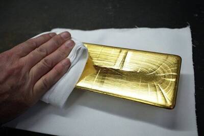 Эксперты не исключили снижение интереса россиян к валюте и переток средств в золото