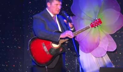 Мэр Белорецка подарил горожанкам к 8 марта песню, которую сам исполнил под гитару