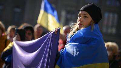 Тысячи людей вышли на акции протеста против войны на Украине