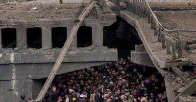Жители Ирпеня эвакуировались из города через взорванный мост (ФОТО)