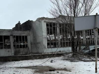 В Харькове после авиаударов горят многоэтажки, разрушен спорткомплекс "Унифехт"
