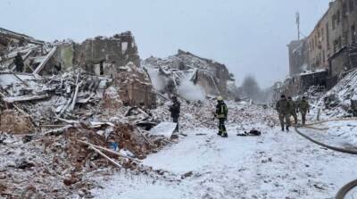 Оккупанты сбросили бомбы на военный городок в Харькове, есть жертвы