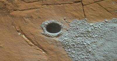 Откуда она взялась: на Марсе обнаружили странную дыру в земле (фото)