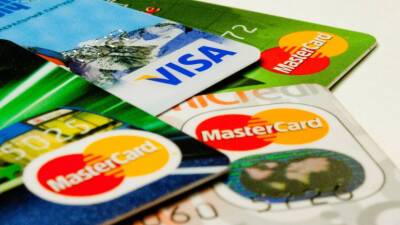 Mastercard приостанавливает предоставление услуг в России