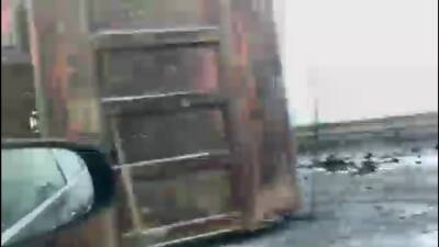 На ледяной дороге в Томаринском районе перевернулся прицеп с углем