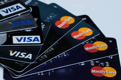 Байден поддержал решение Visa и Mastercard приостановить работу в России