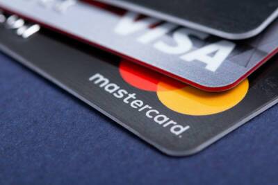 Mastercard и Visa прекращают работать в России