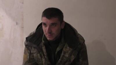 Брошенный командованием украинский солдат добровольно сложил оружие