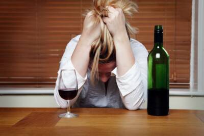 Россиян предупредили об опасности употребления алкоголя при стрессе