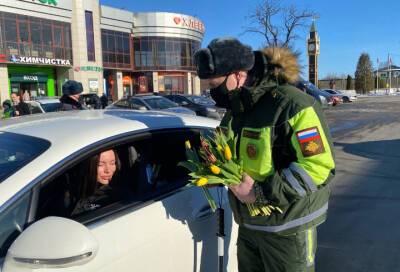 Во Всеволожском районе сотрудники ГИБДД поздравили женщин-водителей с наступающим 8 марта