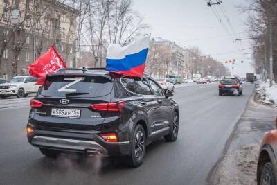 Колонна техники с наклейками "Z" и флагами прошла по Новосибирску