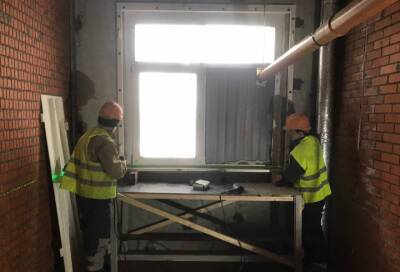 В новом здании полиции в Кудрово установили окна и поштукатурили стены