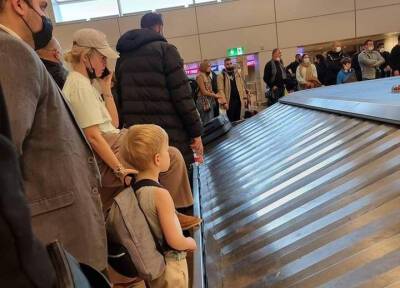 Покинувшую Россию Ксению Собчак с сыном сфотографировали в аэропорту Тель-Авива