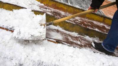 Удар циклона: на Сахалине в снегу завязли пассажирский автобус и несколько машин