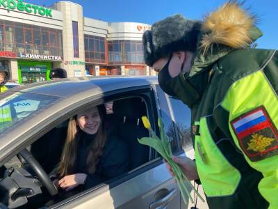 Сотрудники ГИБДД поздравили женщин-водителей с наступающим 8 марта во Всеволожском районе